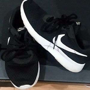 Black Nike tennis shoes.  EUC. Sz.6.5